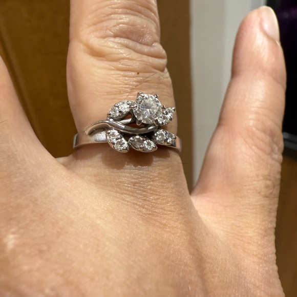 14k White gold ring, Size 6 with REAL Diamonds. Comes with appraisal - Picture 15 of 16